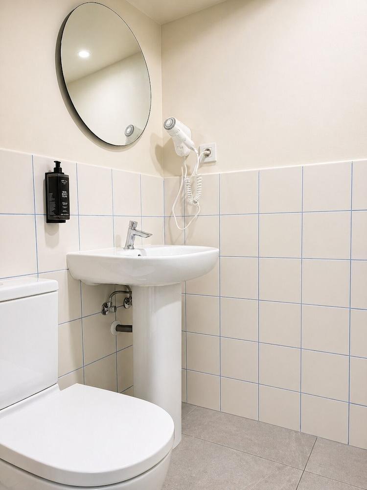 Latroupe Poblenou Beach hostel
