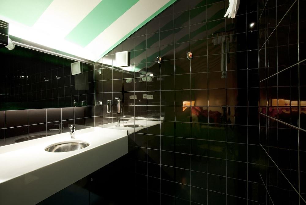 Latroupe Poblenou Beach hostel