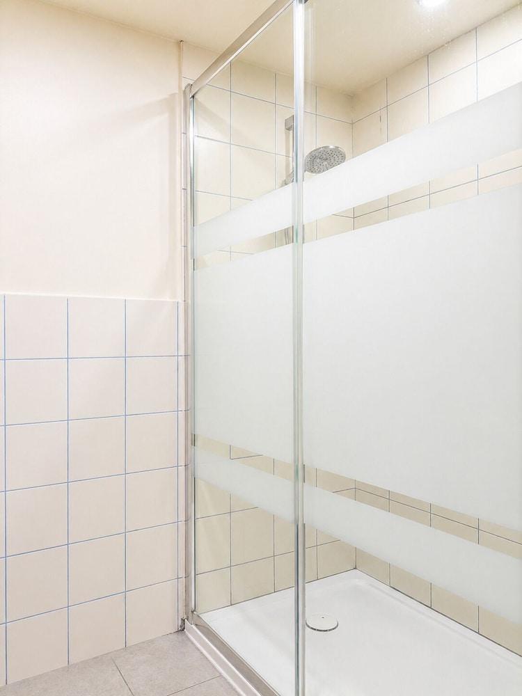 Latroupe Poblenou Beach hostel