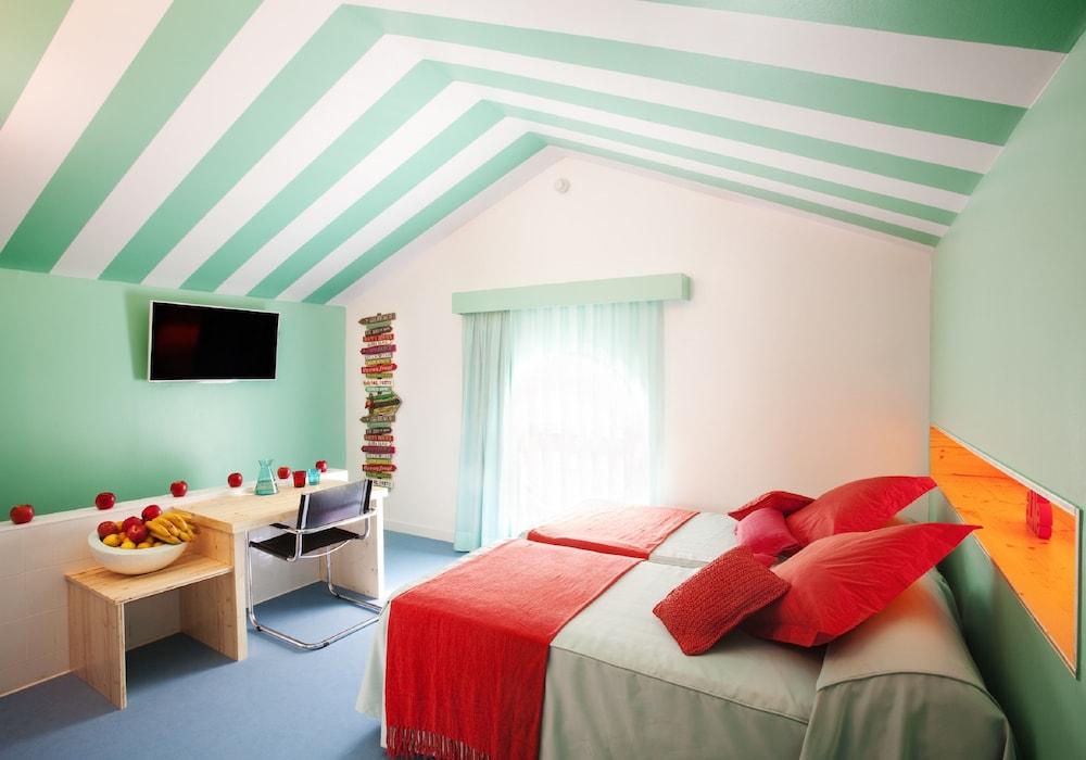 Latroupe Poblenou Beach hostel