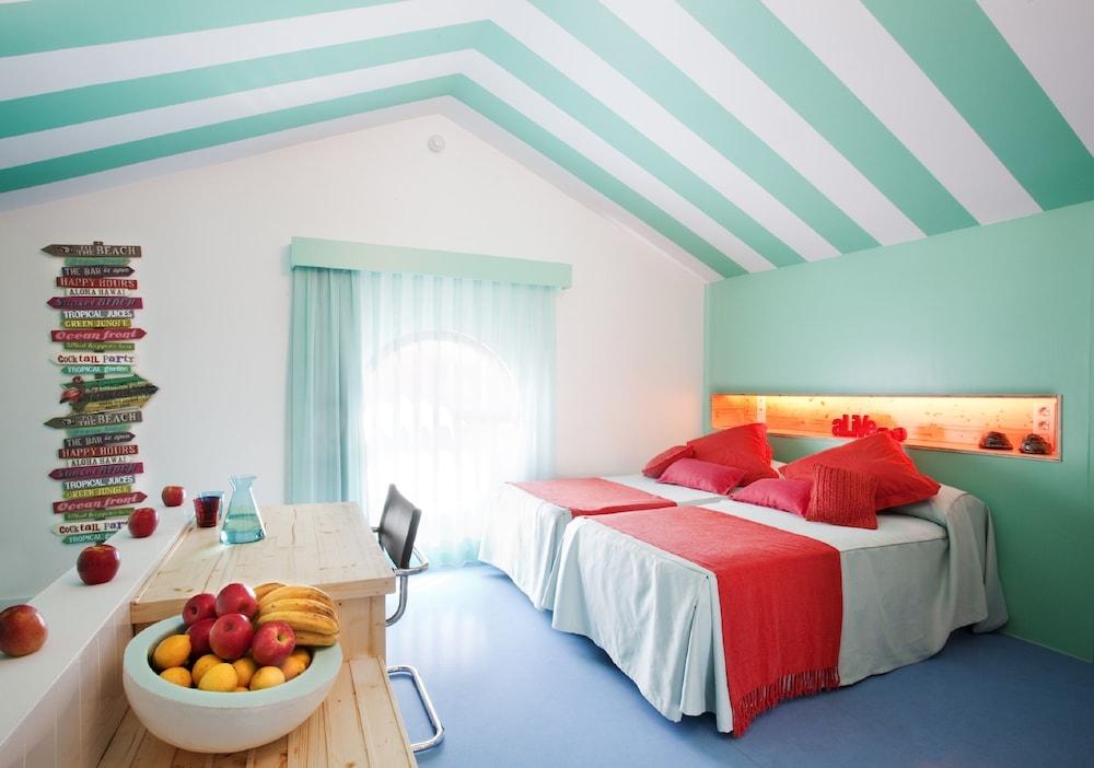 Latroupe Poblenou Beach hostel