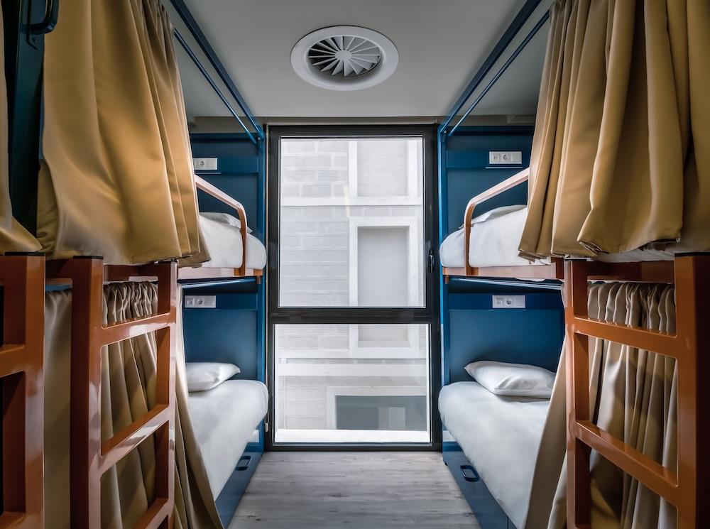 Latroupe Poblenou Beach hostel
