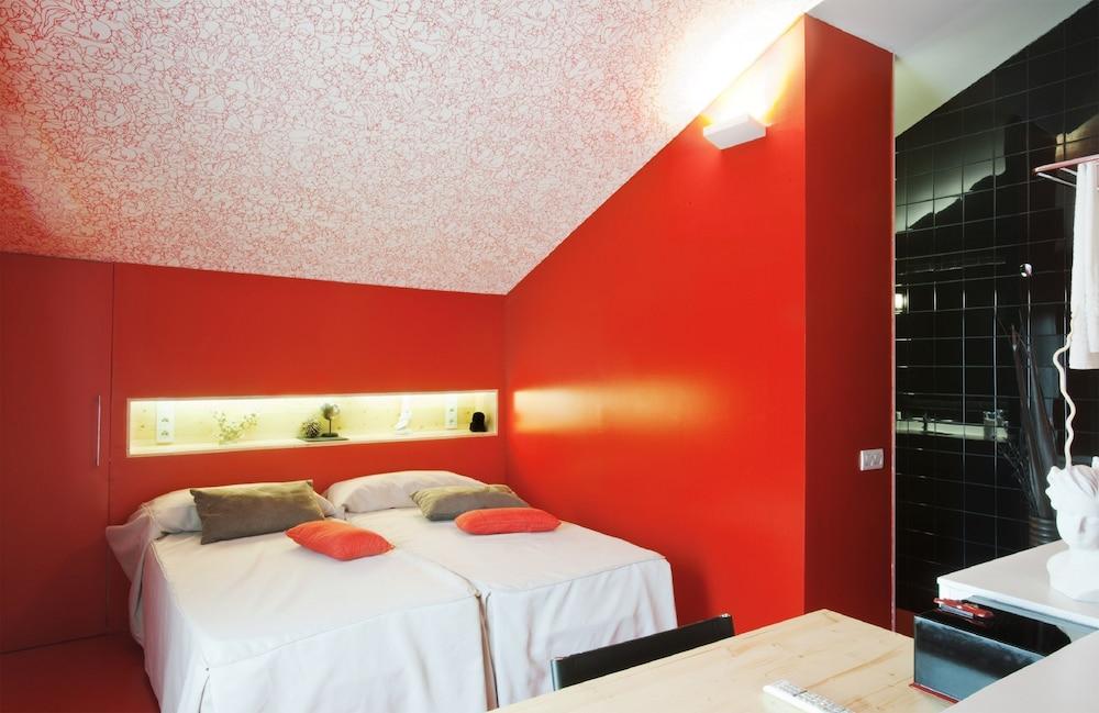 Latroupe Poblenou Beach hostel