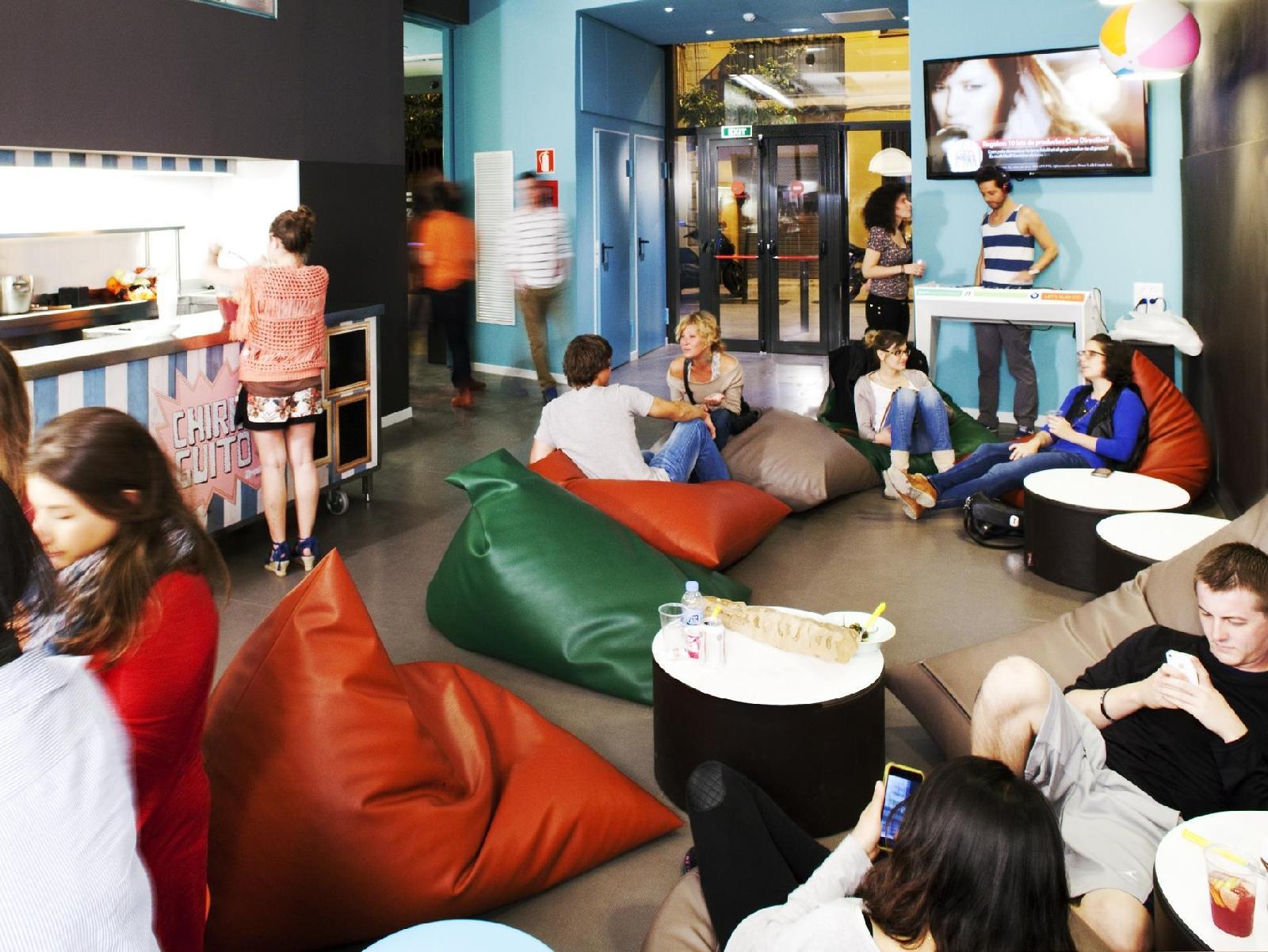 Latroupe Poblenou Beach hostel
