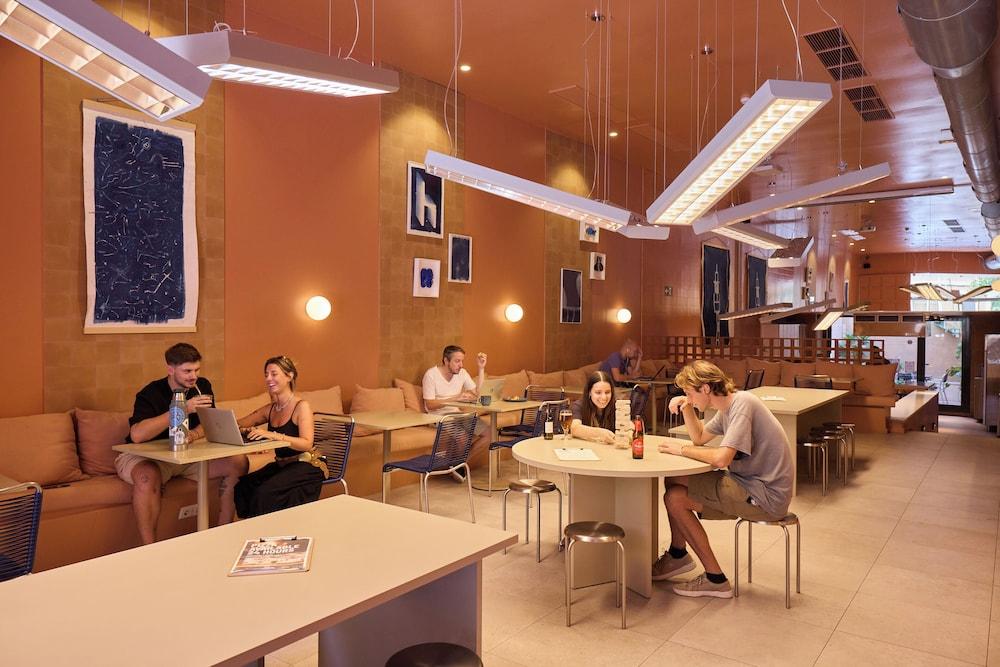 Latroupe Poblenou Beach hostel