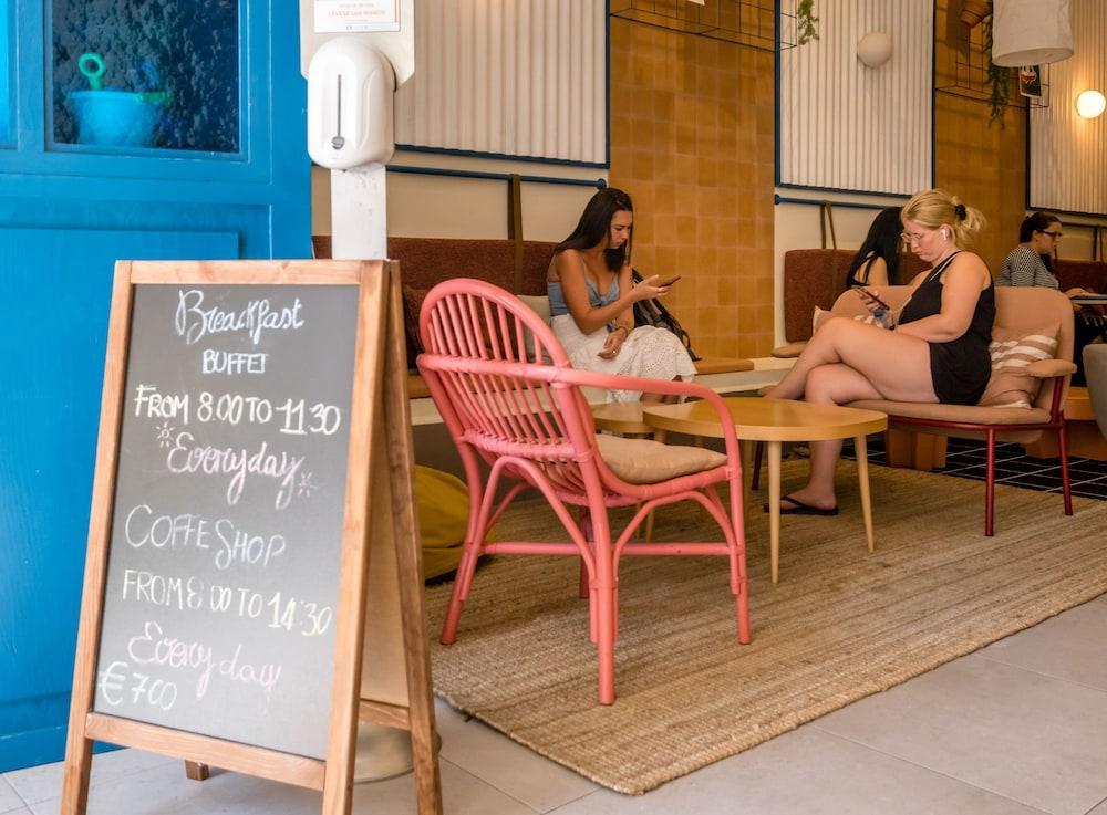 Latroupe Poblenou Beach hostel