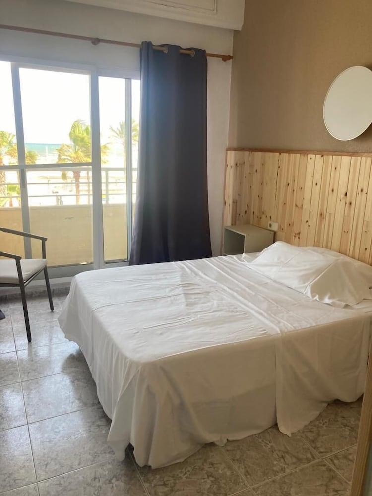 Malvarrosa Beach Rooms