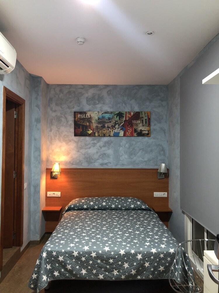Hostal Drassanes