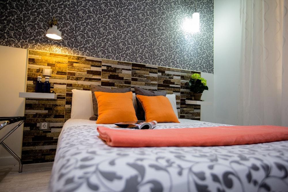 Hostal Adis