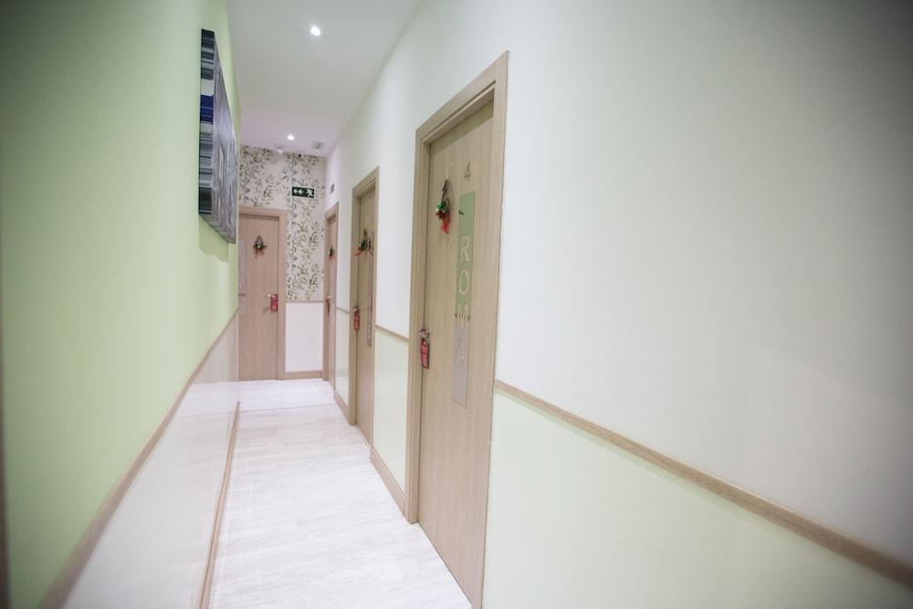 Hostal Adis