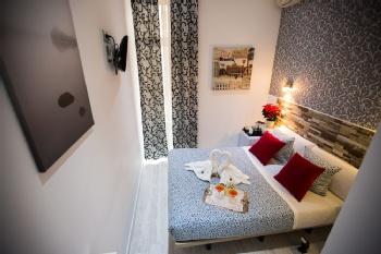 Hostal Adis