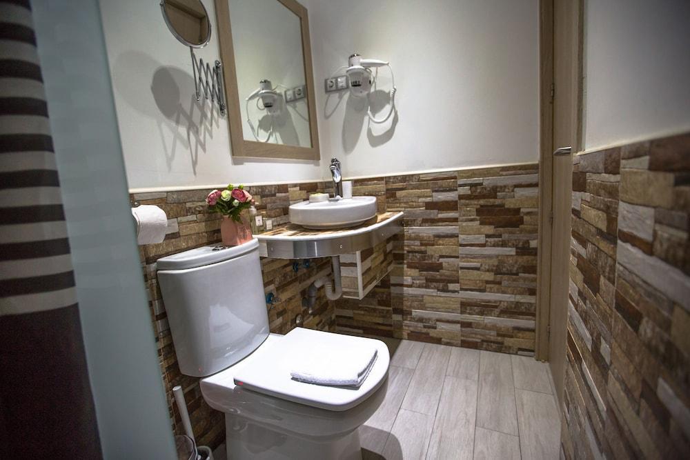 Hostal Adis