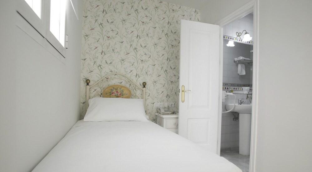 Basic Hotel Puerta De Sevilla