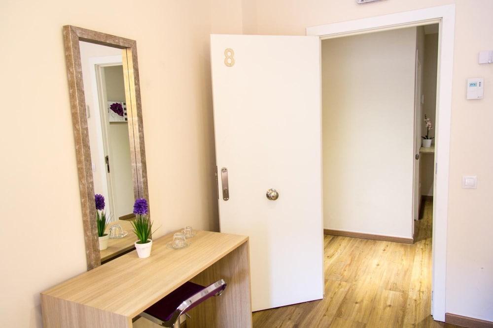 Hostal Barcelona Travel
