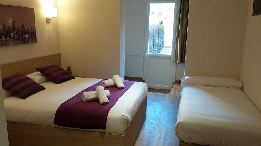 Hostal Barcelona Travel