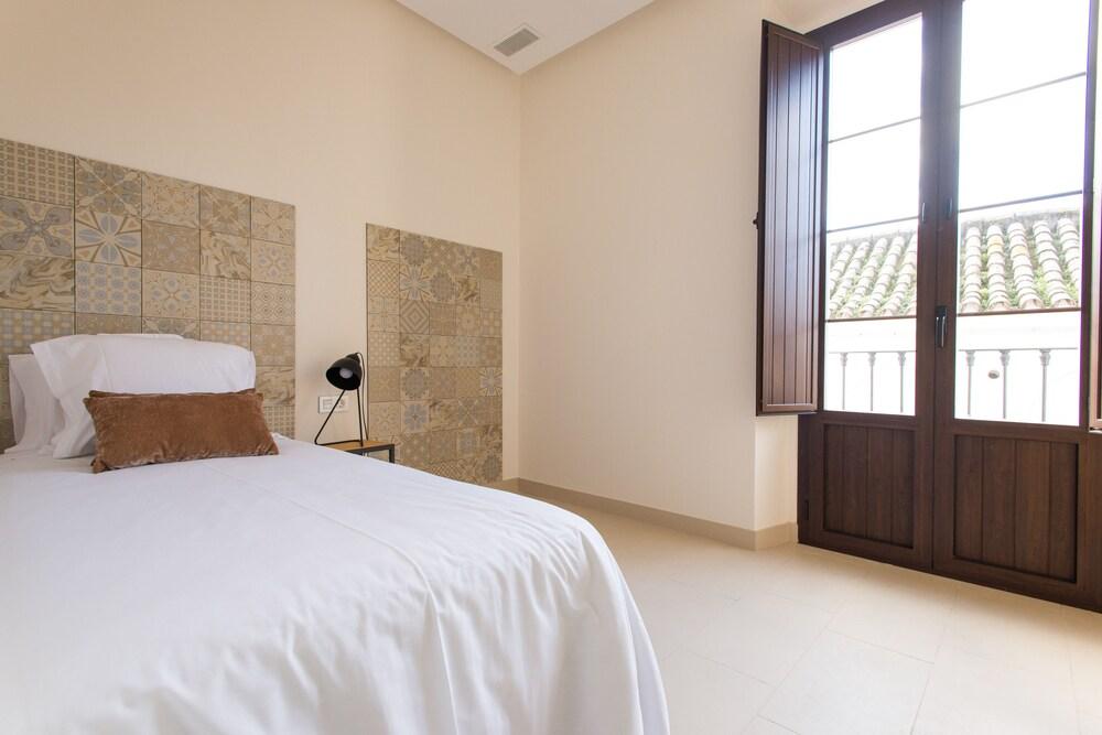 Guzman El Bueno Suites