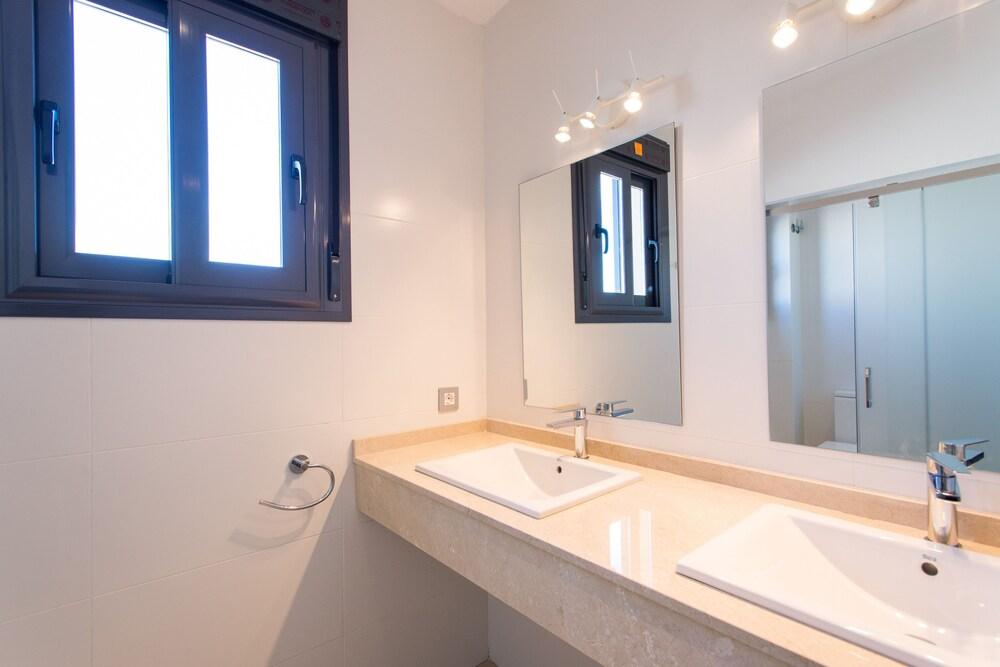 Guzman El Bueno Suites