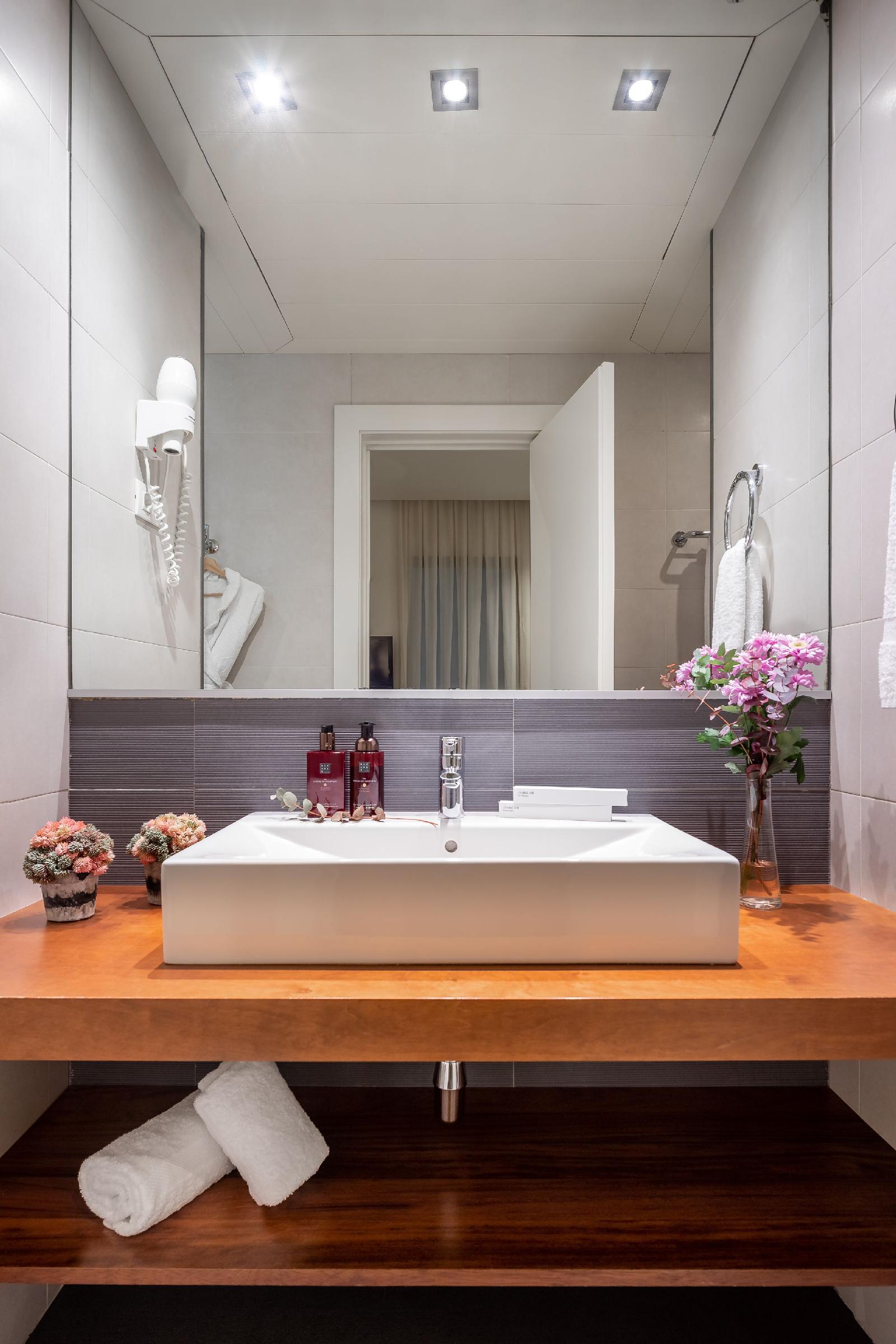 Duquesa Suites Landmark Hotel By Duquessa Hotel Collection