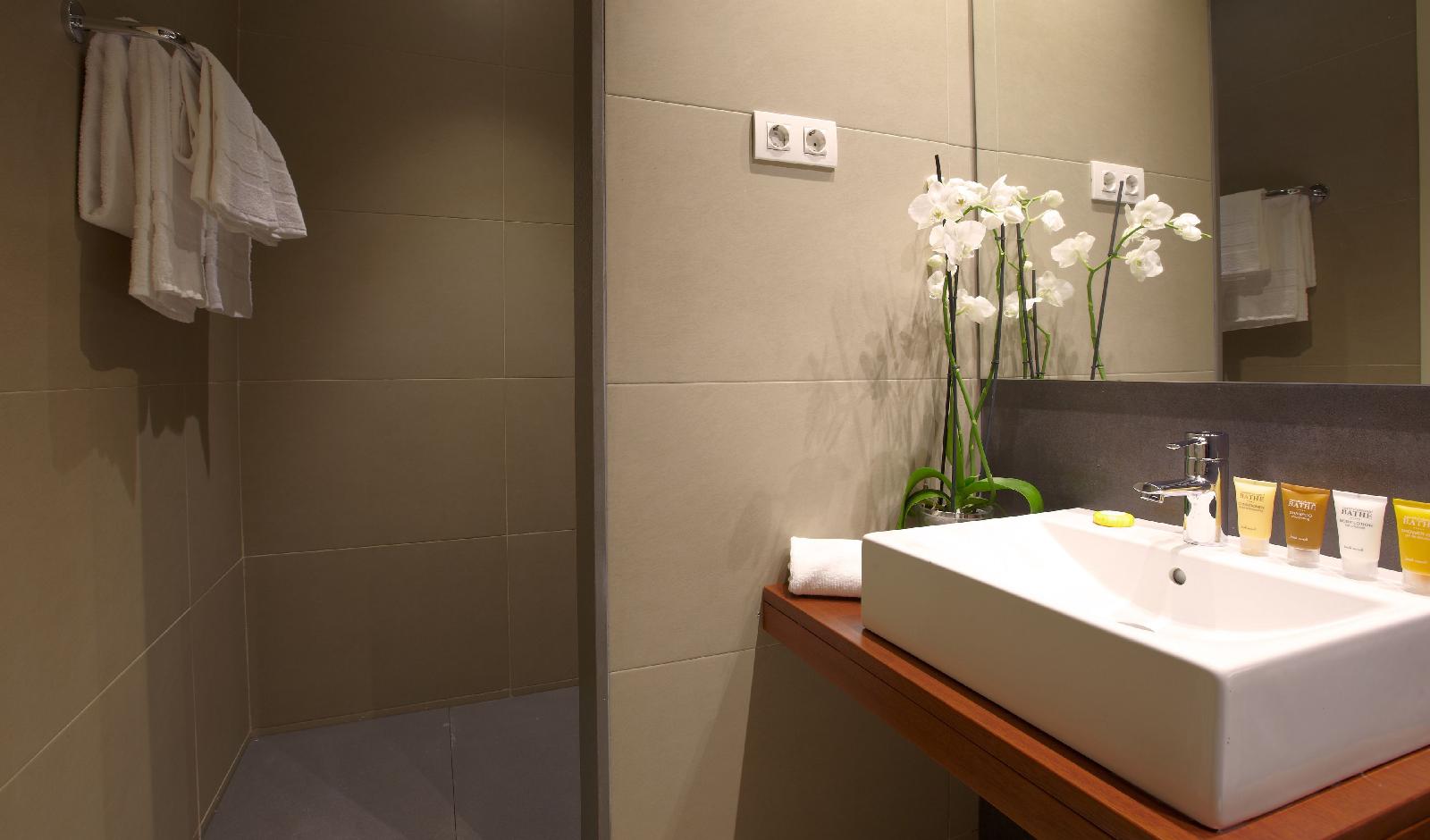 Duquesa Suites Landmark Hotel By Duquessa Hotel Collection