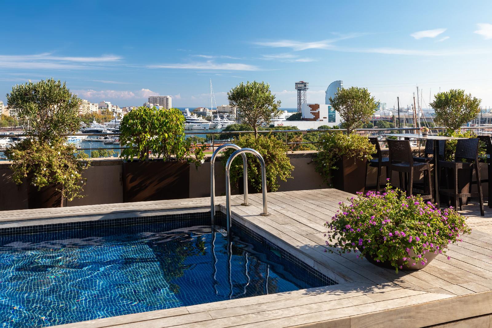 Duquesa Suites Landmark Hotel By Duquessa Hotel Collection