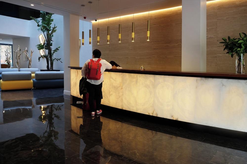 Hotel Chi