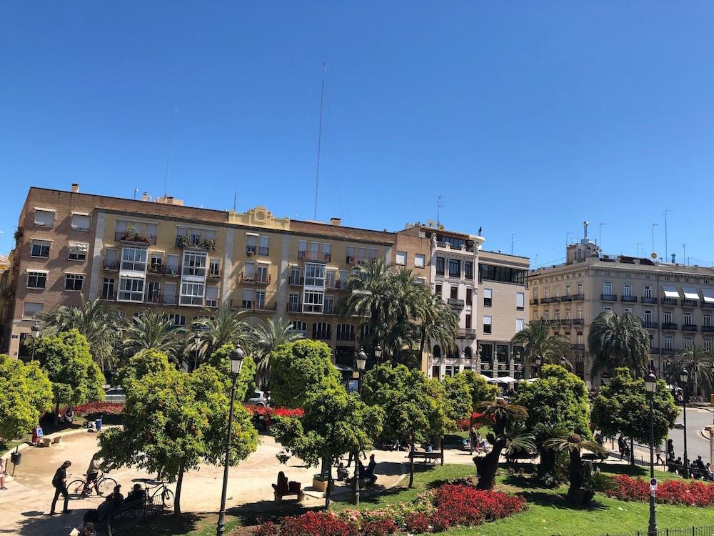 Flats Friends Plaza De La Reina