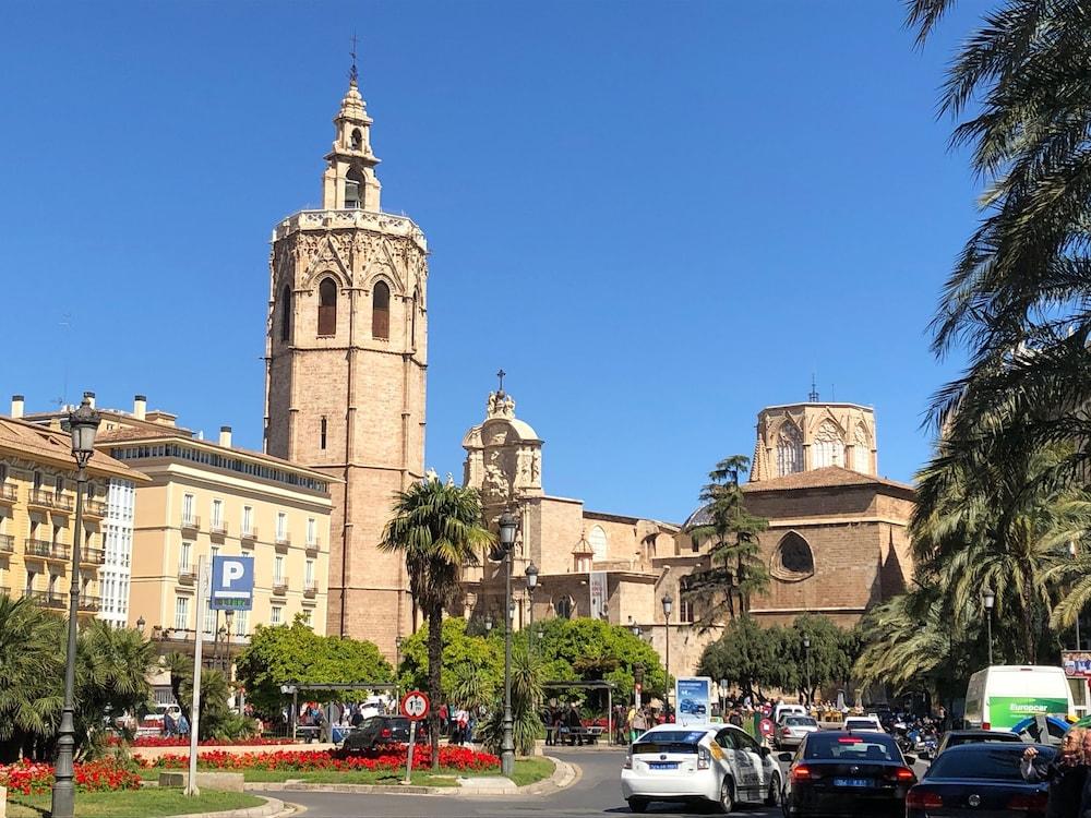 Flats Friends Plaza De La Reina