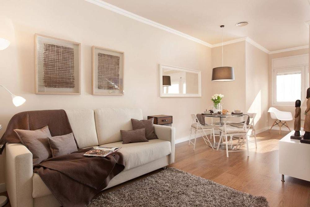Enjoybcn Coliseum Apartments