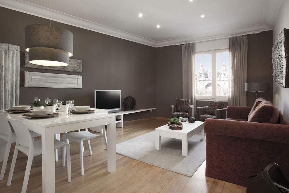 Enjoybcn Coliseum Apartments