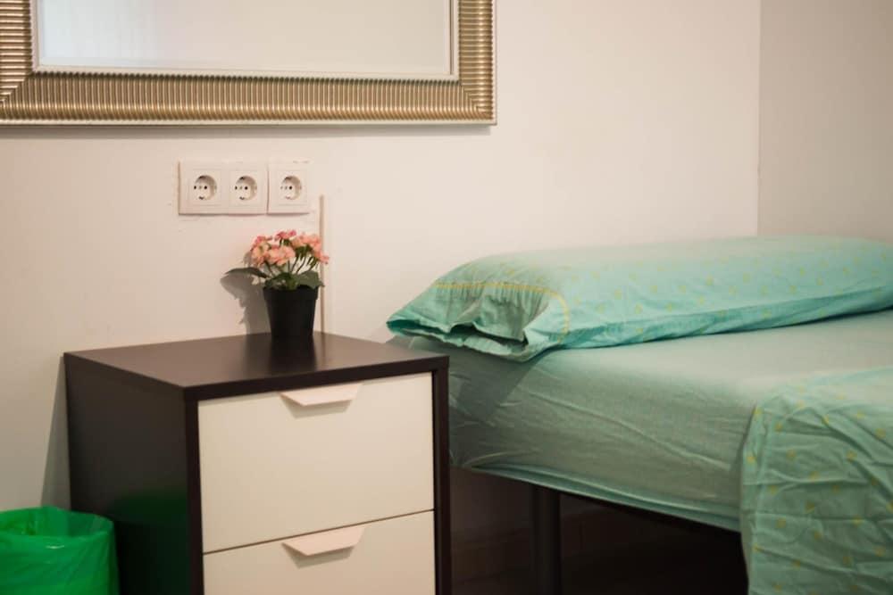 Go Bcn Hostal Ideal Badal