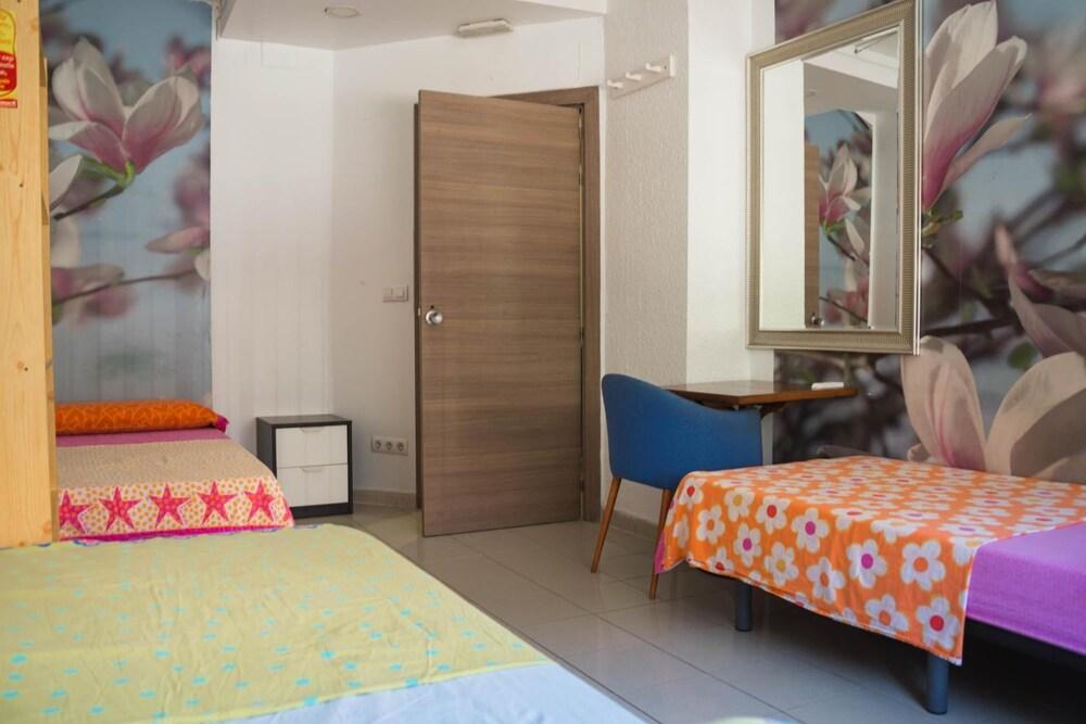 Go Bcn Hostal Ideal Badal