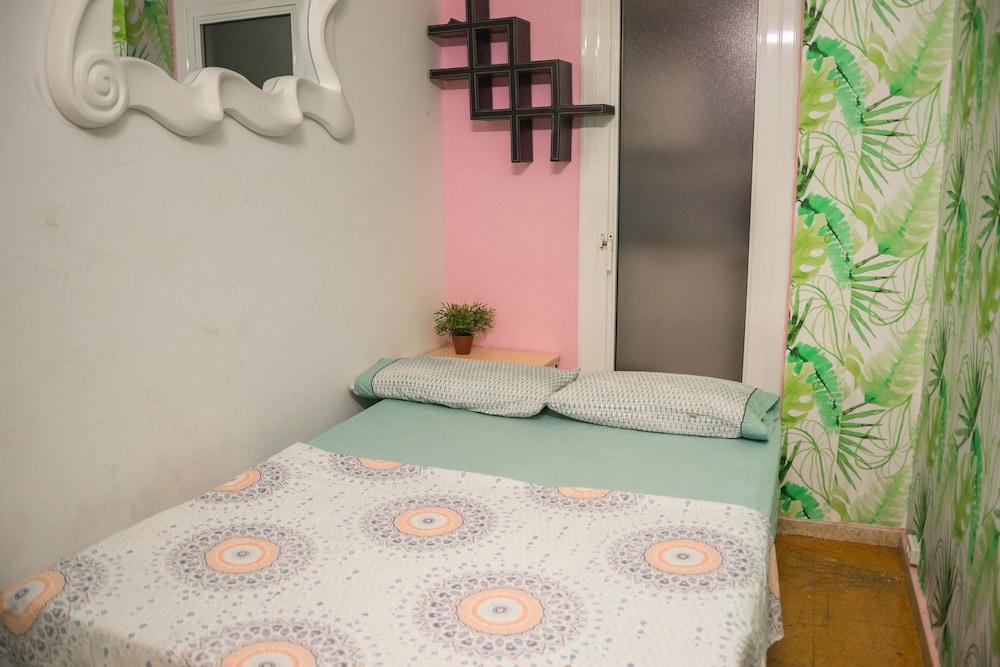 Go Bcn Hostal Ideal Badal