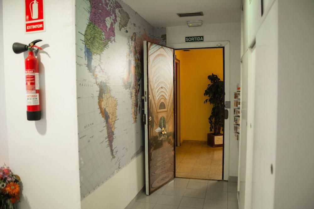 Go Bcn Hostal Ideal Badal