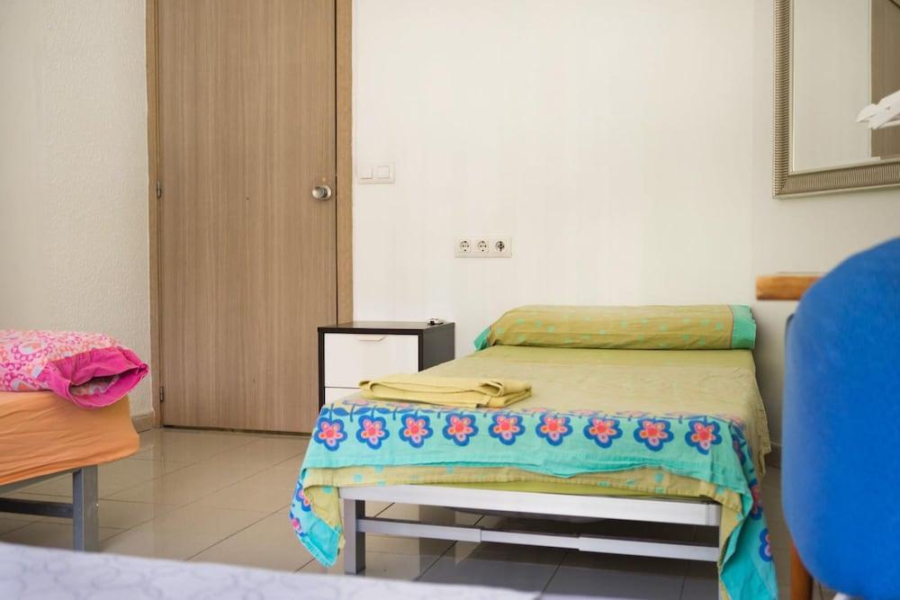Go Bcn Hostal Ideal Badal