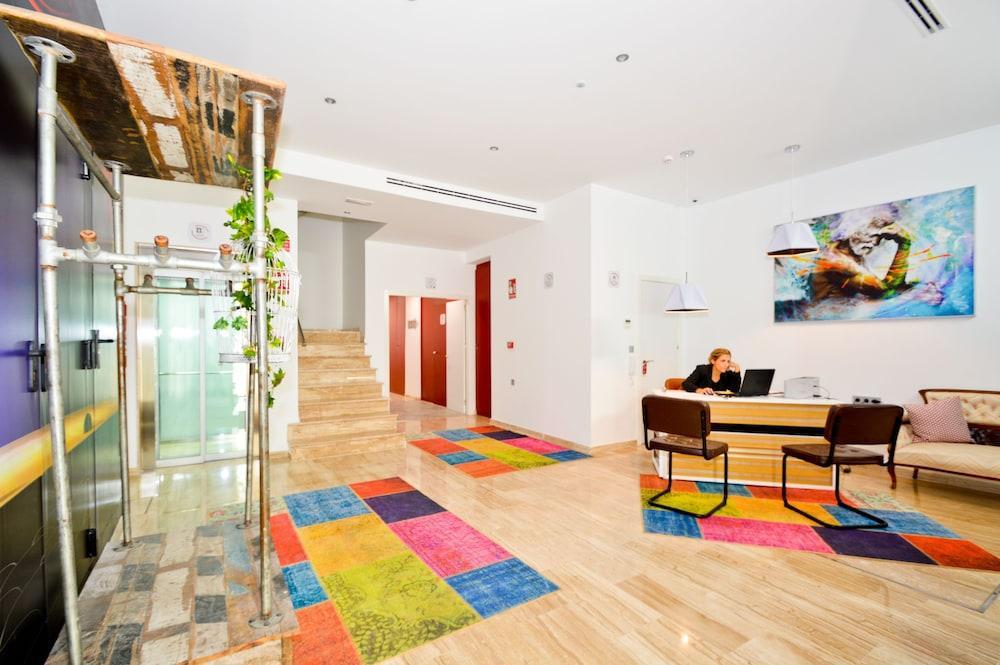 The Zentral Arenal Suites