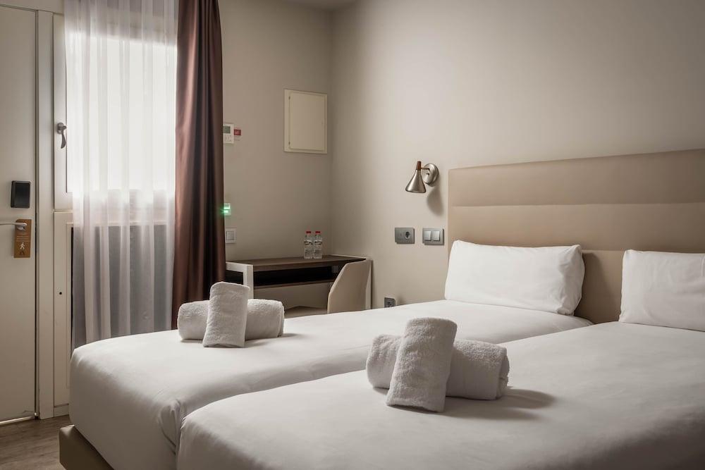Arya Stadium Hotel