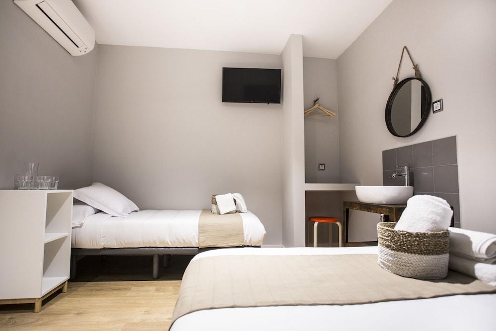 Hola Rooms