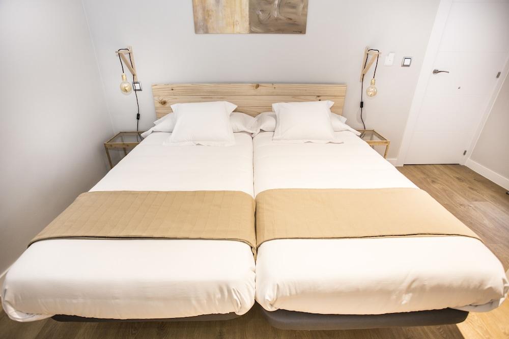 Hola Rooms
