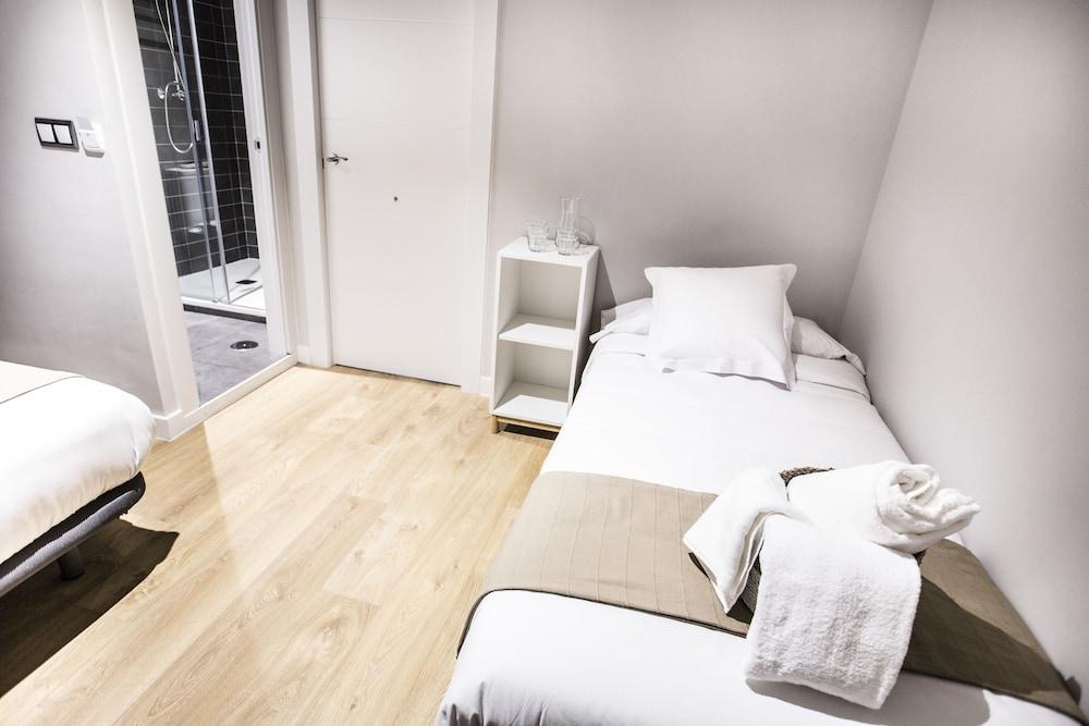 Hola Rooms