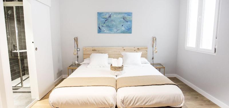 Hola Rooms
