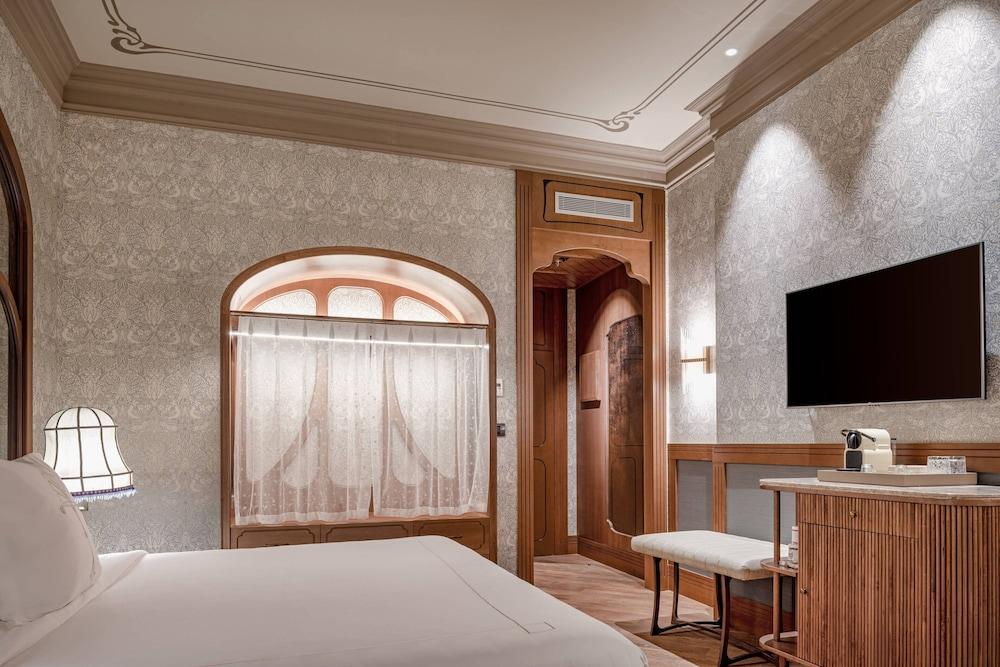 Palacio Santa Clara, Autograph Collection
