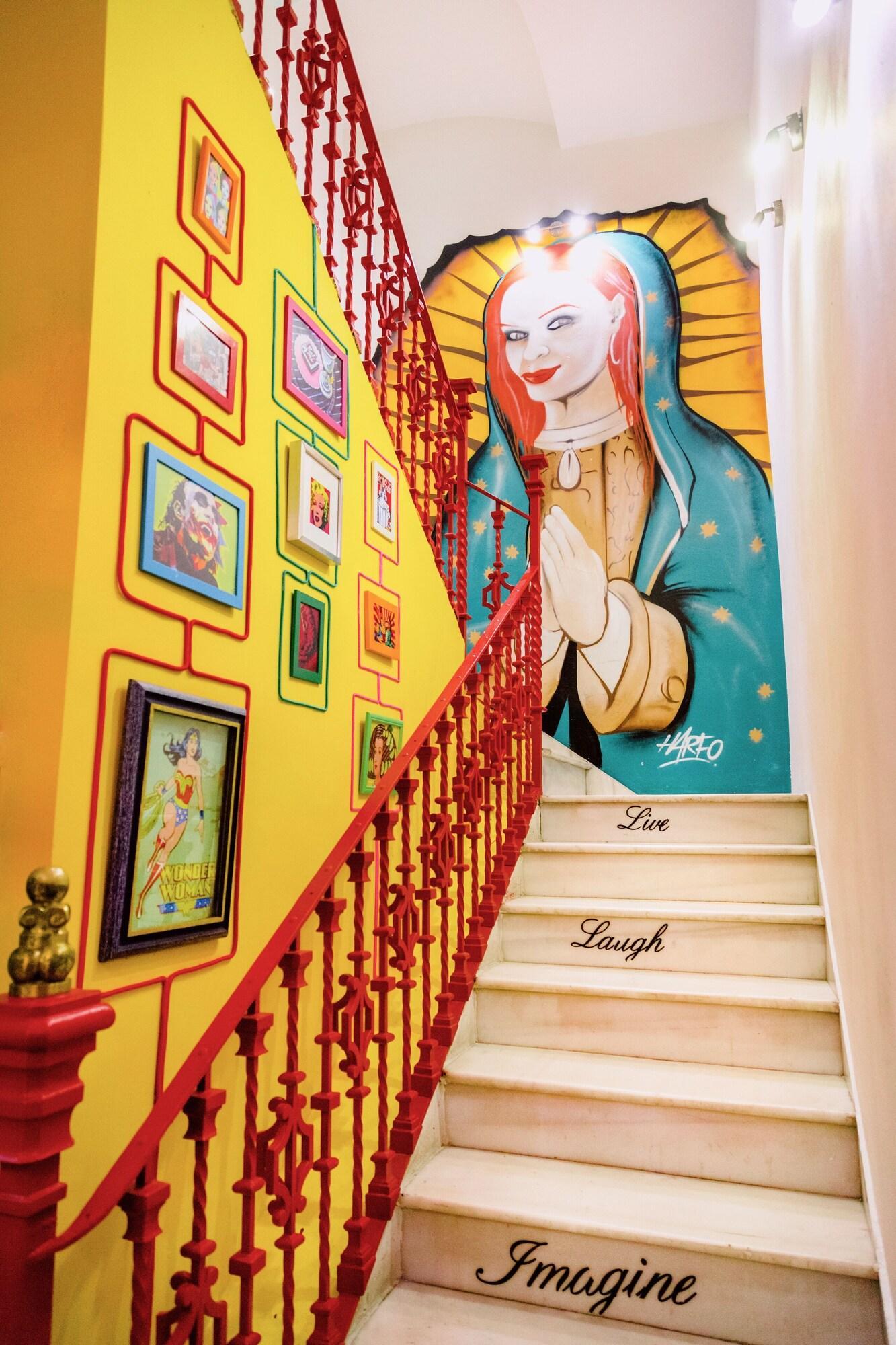 Sevilla Kitsch Hostel Art