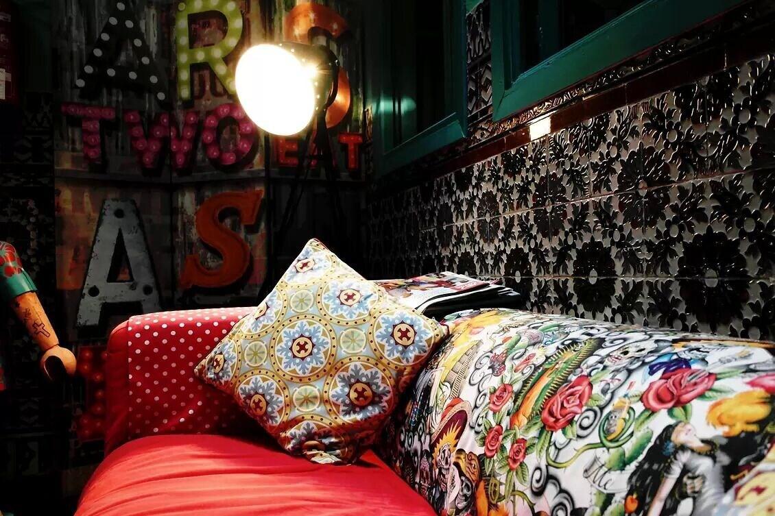 Sevilla Kitsch Hostel Art