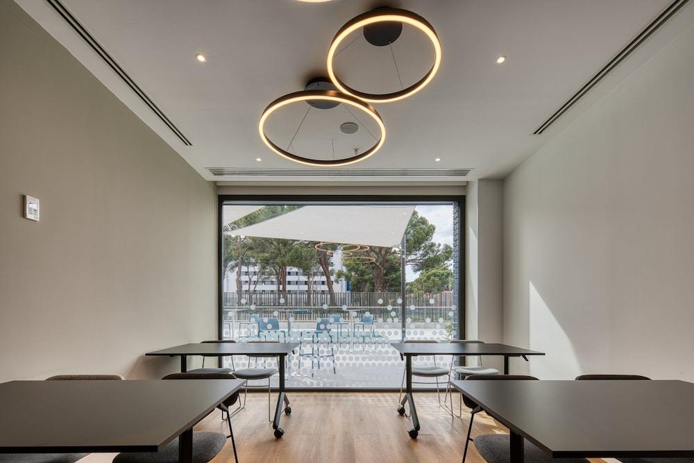 Holiday Inn Express Madrid Airport, An Ihg Hotel