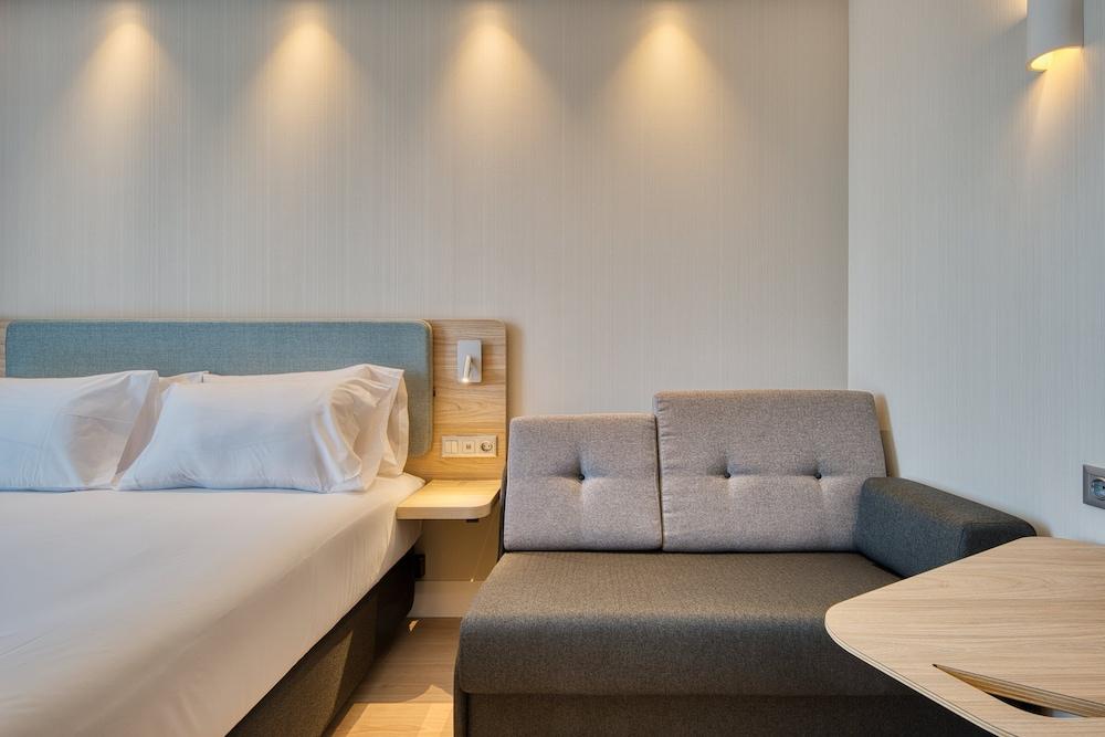 Holiday Inn Express Madrid Airport, An Ihg Hotel