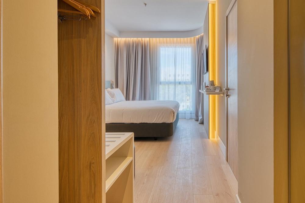 Holiday Inn Express Madrid Airport, An Ihg Hotel