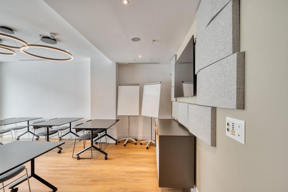 Holiday Inn Express Madrid Airport, An Ihg Hotel