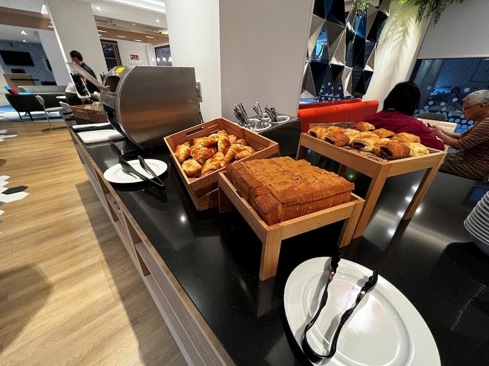 Holiday Inn Express Madrid Airport, An Ihg Hotel