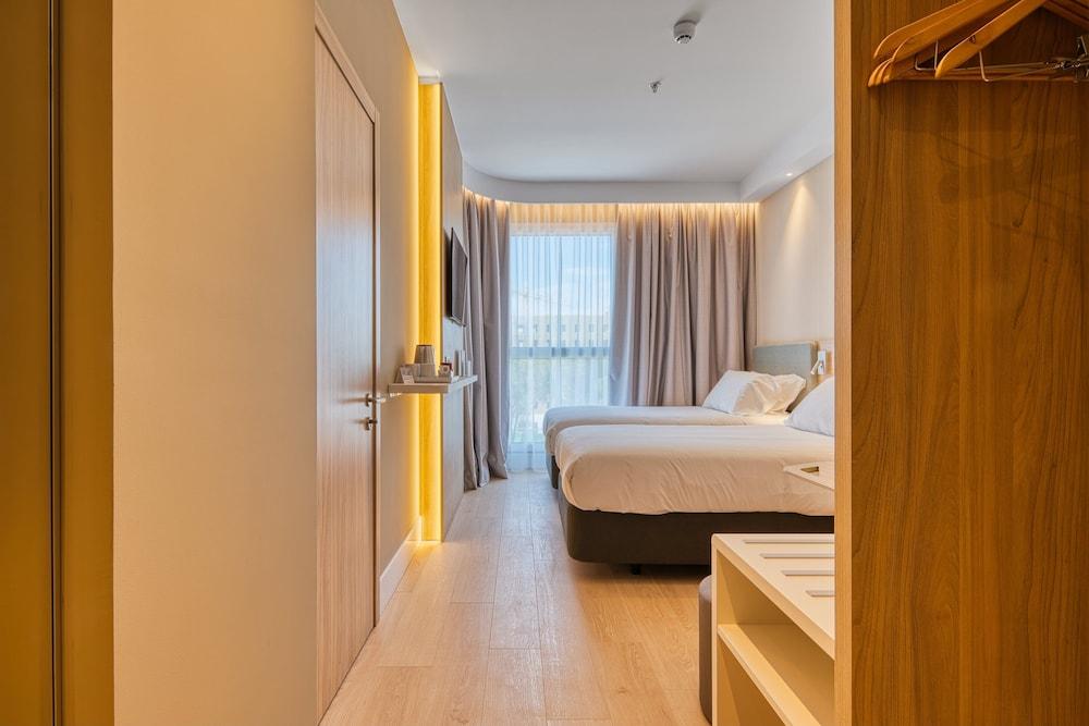 Holiday Inn Express Madrid Airport, An Ihg Hotel