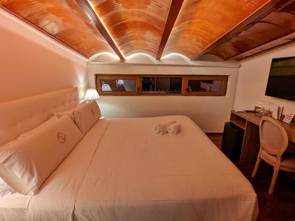 Catalina Suites Hotel